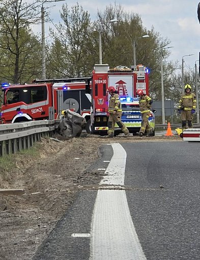 Ciężarówka uderzyła w bariery