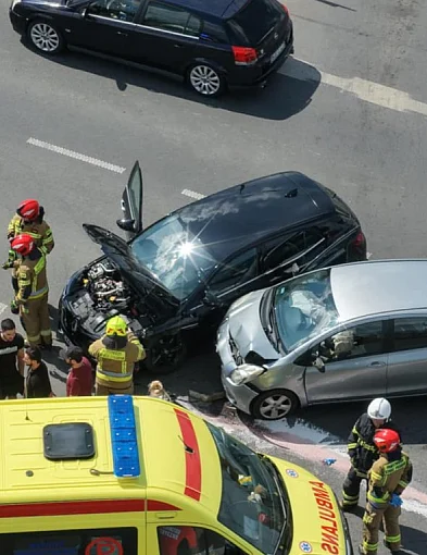 Zderzenie dwóch aut i utrudnienia na ruchliwym skrzyżowaniu
