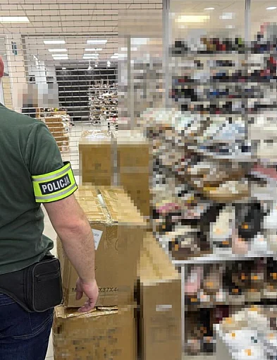 Blisko 200 par podrobionych butów zabezpieczonych w Wólce Kosowskiej