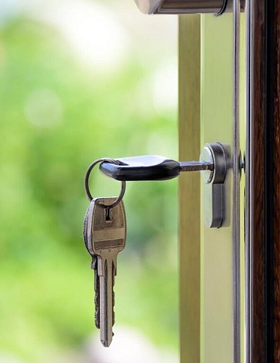 Gdzie najlepiej zamieszkać pod Warszawą? Porównanie cen 2026