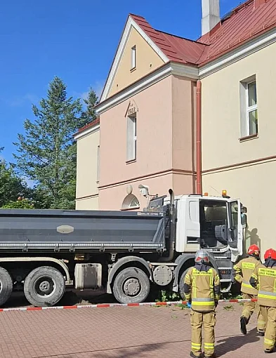 Ciężarówka uderzyła w budynek szkoły. Kierowca trafił do szpitala