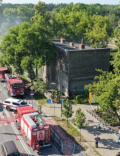Pożar w pustostanie kolejowym. Jedna osoba trafiła do szpitala
