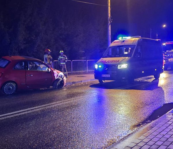 Zjechał z jezdni i zatrzymał się na słupie-109278
