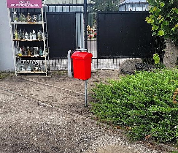 Widzisz taki pojemnik na cmentarzu. Oto, do czego służy-109429