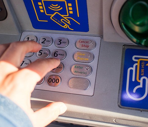 Z kont znikały pieniądze. Policja i bank badają ogólnopolski incydent-109542