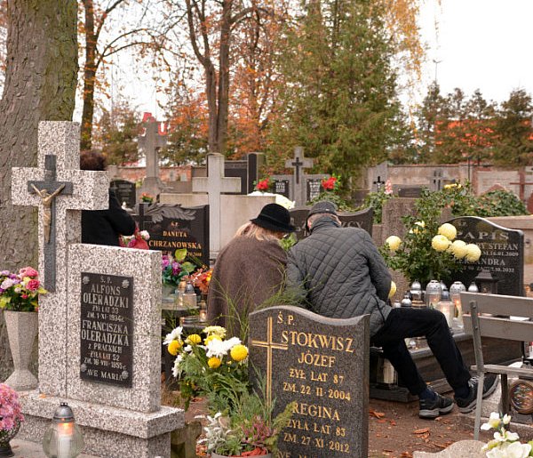 Savoir-vivre na 1 listopada. Jak się zachować podczas wizyty na cmentarzu?-109657