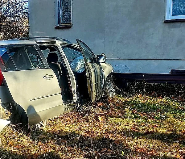 Stracił panowanie nad autem! Chwile grozy w Pracach Małych-109706
