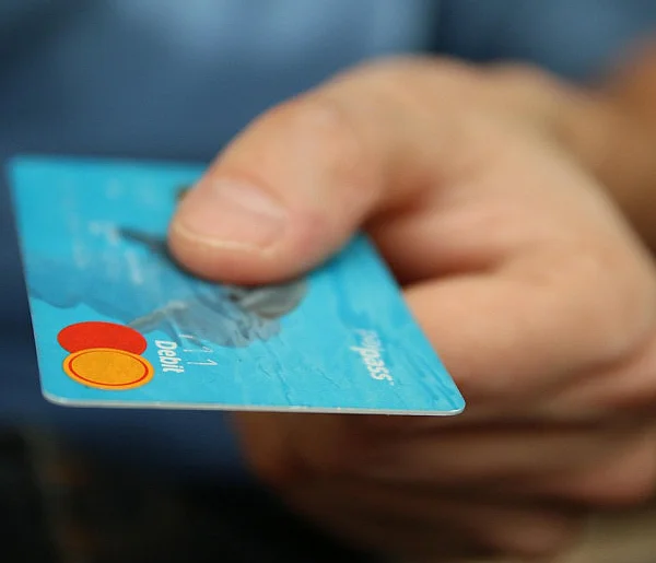 Fiskus skontroluje płatności kartą Polaków? Resort zabiera głos-109967