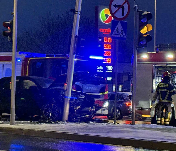 Samochód osobowy uderzył w słup na Puławskiej-110021