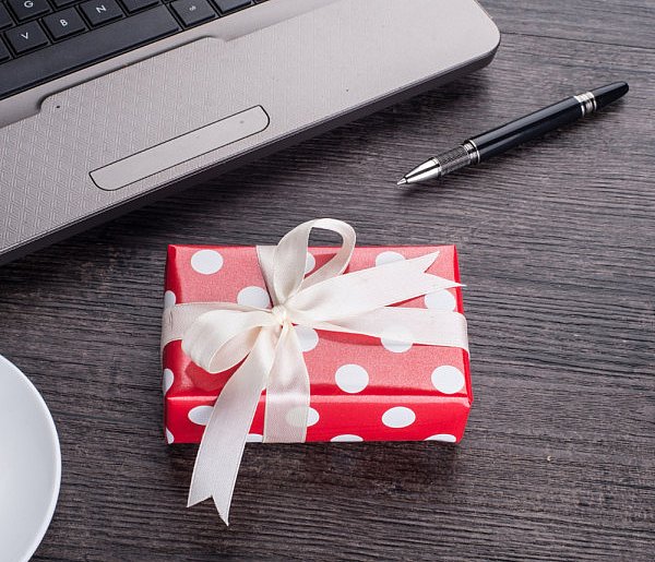 Świąteczna paczka może stać się problemem. Skarbówka patrzy z ukrycia-110112