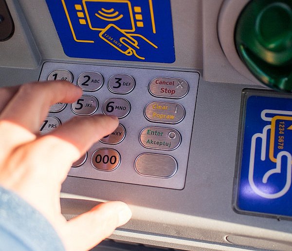 Duże zmiany w wypłacaniu gotówki. Bankomaty odchodzą do przeszłości-110223