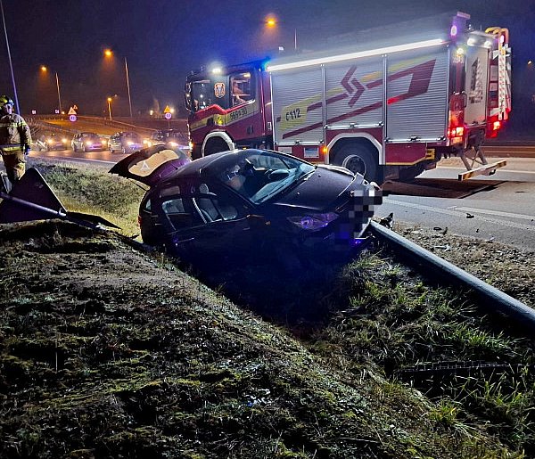 Samochód w rowie, na pomoc ruszyła policjantka po służbie-110289
