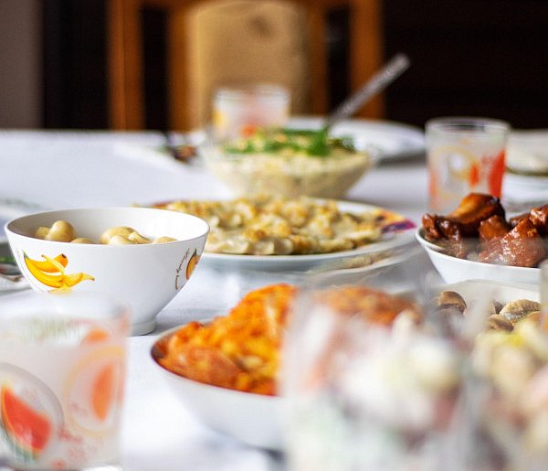 Polacy znów sięgną głębiej do kieszeni. Tyle wydają na świąteczne jedzenie-110445