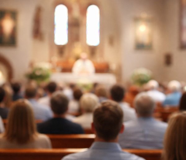 Ilu Polaków naprawdę chodzi do kościoła? Jedna statystyka szokuje-110468