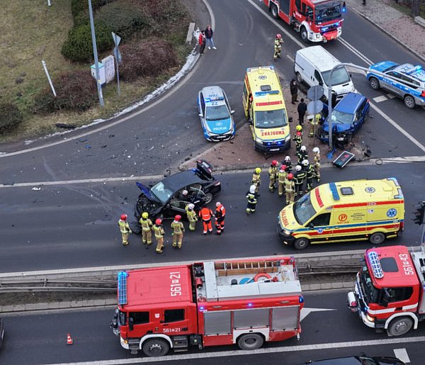 Wypadek sparaliżował skrzyżowanie! 4 osoby trafiły do szpitala-110689