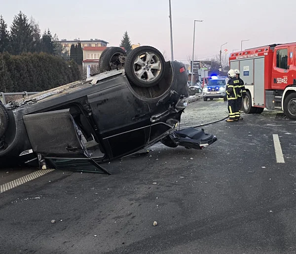 Zderzenie dwóch Fordów. Jeden samochód dachował-111055