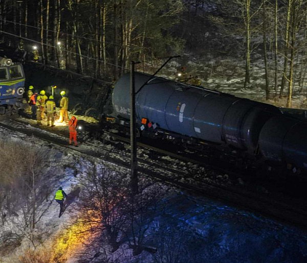 Wagony spadły z nasypu, trwa akcja ratunkowa