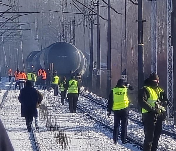 Trwają prace przy wykolejonym pociągu