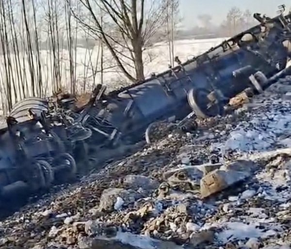 Prace przy wykolejonym pociągu wciąż trwają. Służby działają dzień i noc