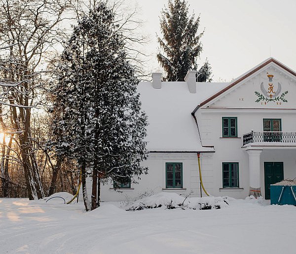 Postępują prace przy renowacji Dworu Ryxów