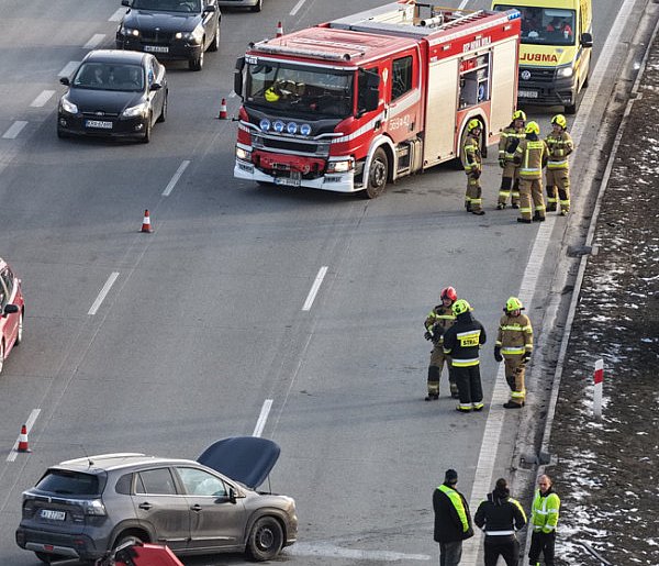 Zderzenie na S7. Jedno auto rozbiło się o bariery