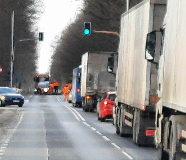 Duże utrudnienia na DK79. Kierowcy stoją w korkach