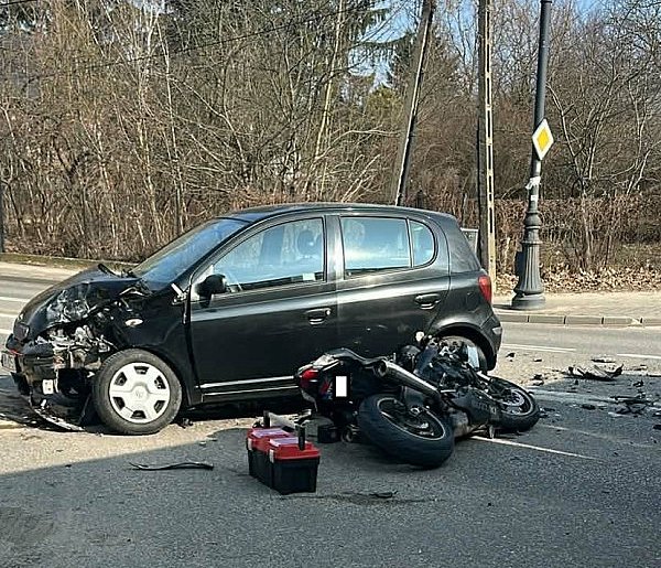 Groźny wypadek w Konstancinie – zderzenie motocykla z autem