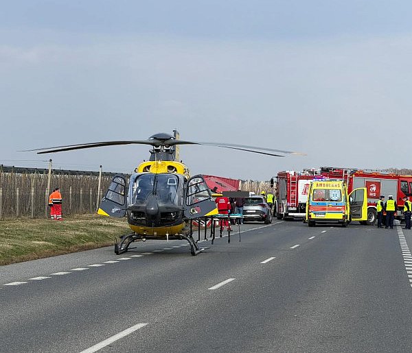Groźny wypadek na drodze krajowej nr 50. Dwie osoby ranne