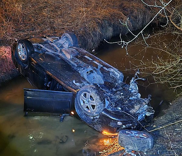 Ucieczka ulicami Piaseczna zakończona dachowaniem w rzece
