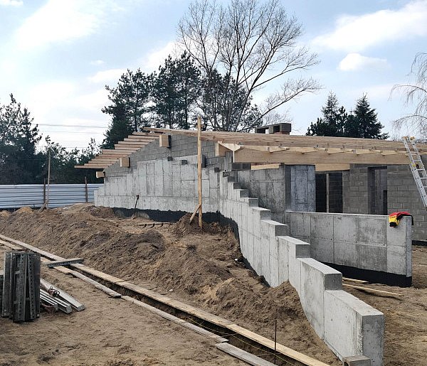 Budowa Domu Ludowego w Parceli nabiera tempa