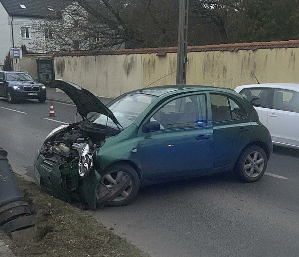 Wjechała w latarnię