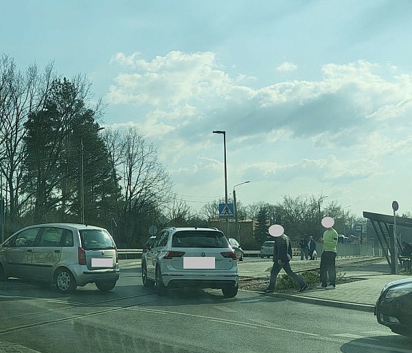 Kolizja na rondzie w Piasecznie