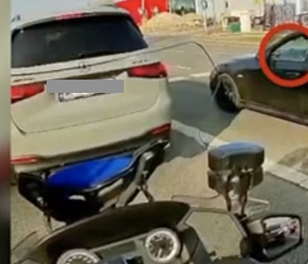 Kierowca BMW nie zauważył policjanta