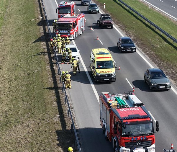 Niebezpieczne zdarzenie na trasie S7. Kobieta potrącona podczas postoju
