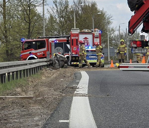 Ciężarówka uderzyła w bariery