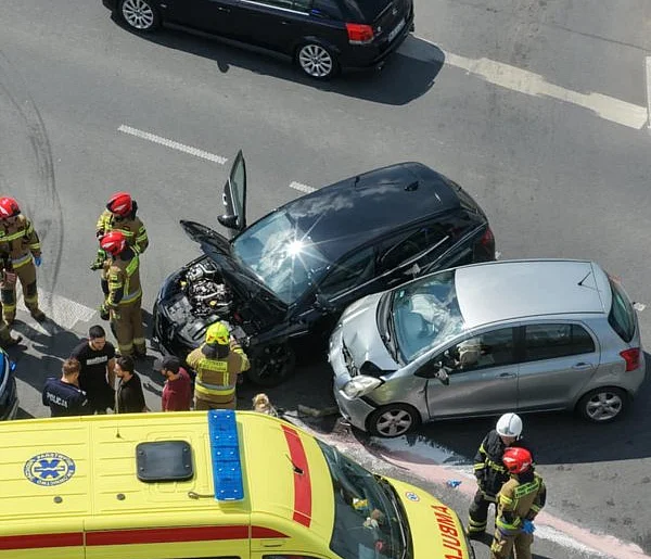 Zderzenie dwóch aut i utrudnienia na ruchliwym skrzyżowaniu