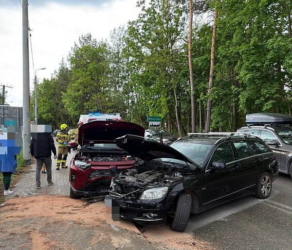 Czołowe zderzenie w Wilczej Górze. Mercedes zjechał na przeciwległy pas