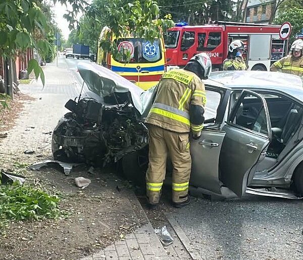 Wypadek na Mirkowskiej. Auto rozbiło się na drzewie
