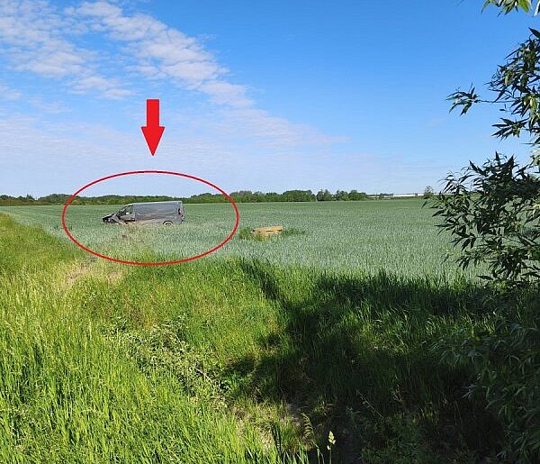 Zderzenie w Garbatce. Jeden z pojazdów zakończył jazdę w polu