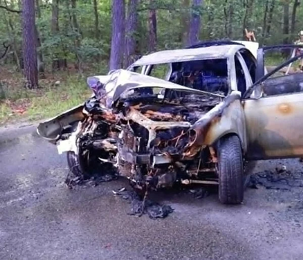 Samochód skosił  drzewo i stanął w płomieniach