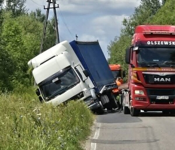 Ciężarówka w rowie