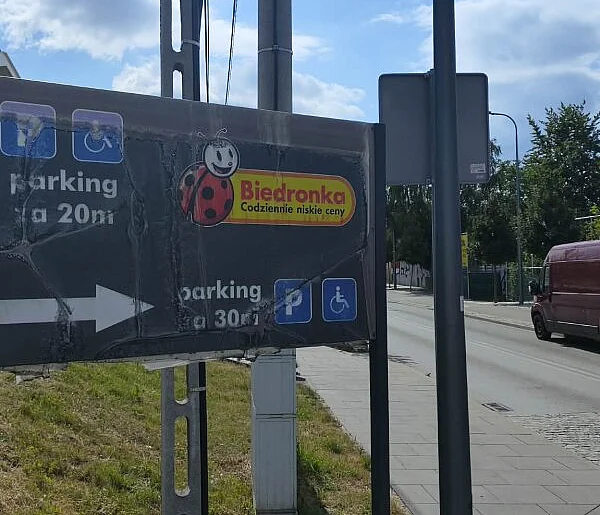 Baner zasłonił widoczność? O krok od tragedii