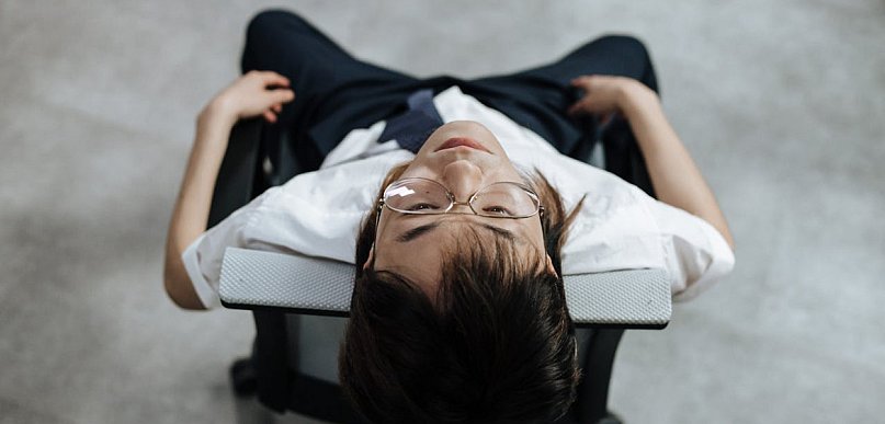 Przebodźcowanie a brak odpoczynku – jak się zatrzymać?