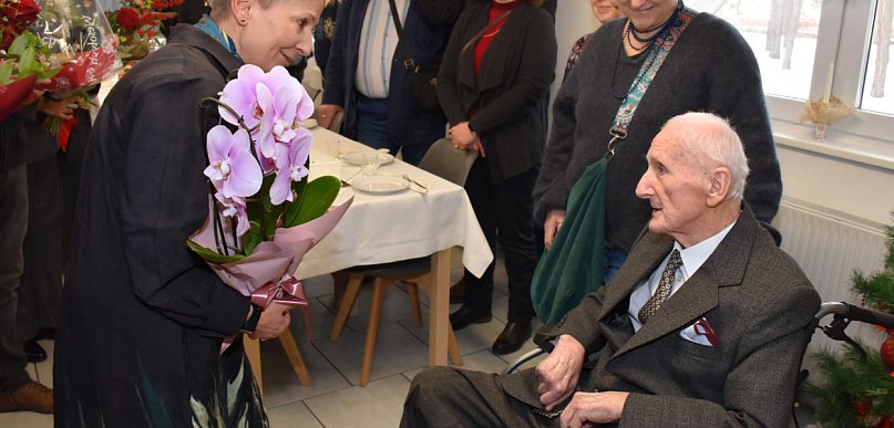 „Dwieście lat” dla stuletniego jubilata w DPS w Górze Kalwarii