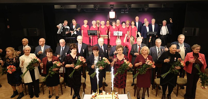 Dziewięć par uhonorowanych medalami