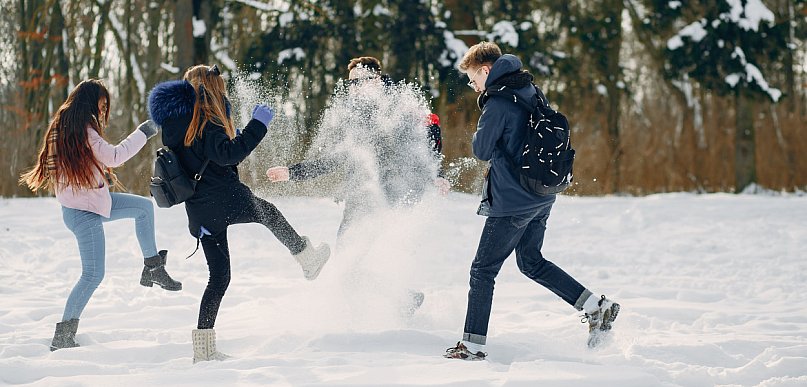 Szkoły otwarte mimo mrozów. Decyzja władz wywołała gorącą dyskusję