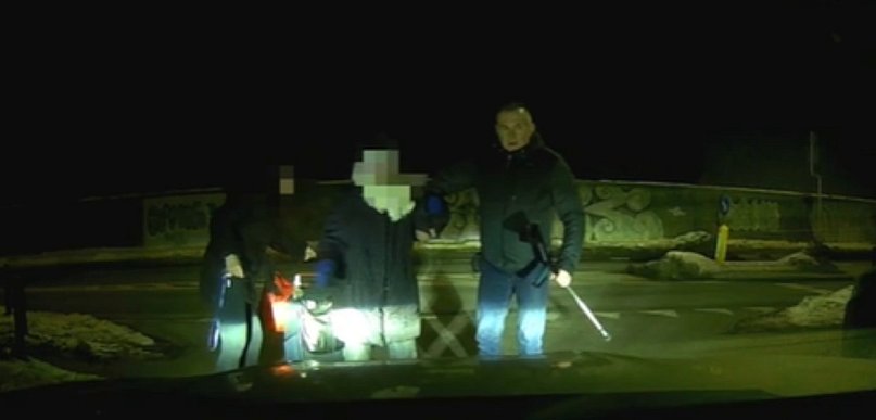 Policjant ratuje seniorkę w mroźny weekend