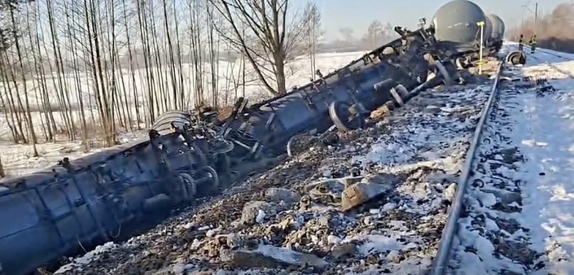 Prace przy wykolejonym pociągu wciąż trwają. Służby działają dzień i noc