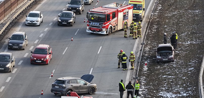 Zderzenie na S7. Jedno auto rozbiło się o bariery