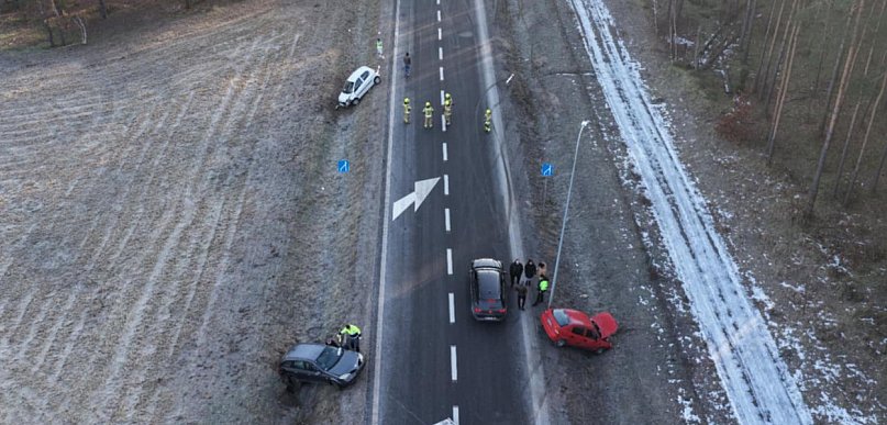 5 samochodów wpadło do rowu